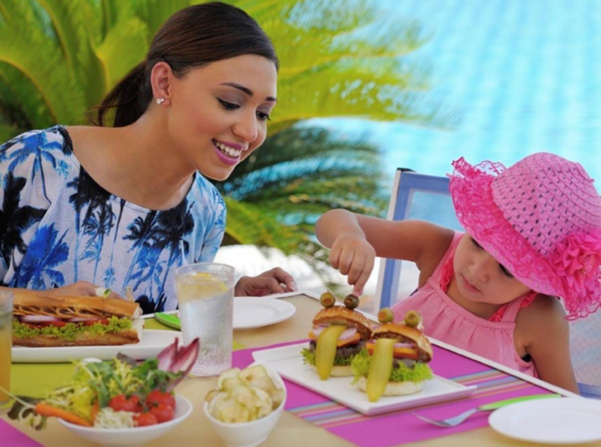 เมอเวนพิก โฮเทล ญิดดะฮ์ ซิตี้ สตาร์ Hotel เจดดาห์ ภายนอก รูปภาพ A mother and daughter eating a meal