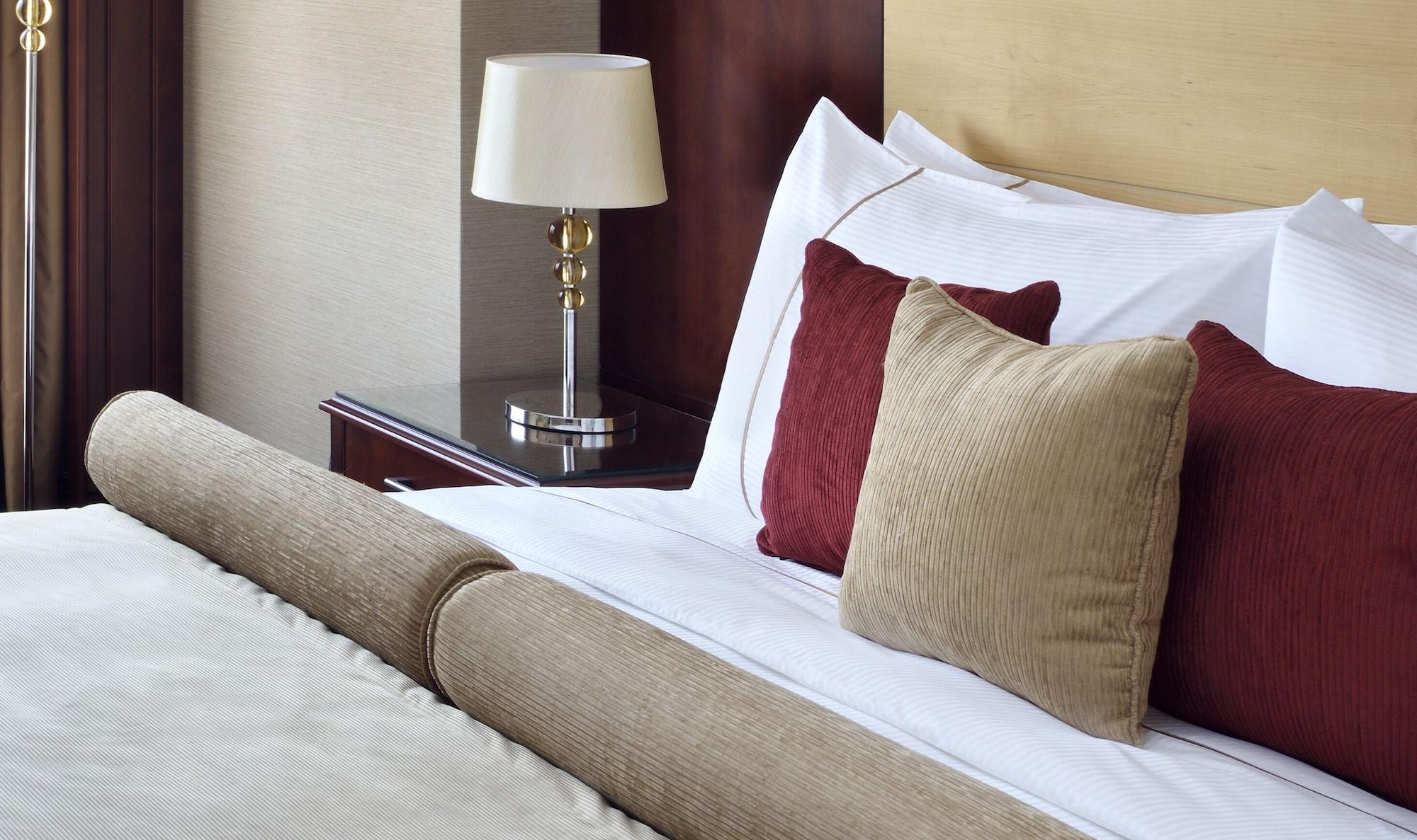 เมอเวนพิก โฮเทล ญิดดะฮ์ ซิตี้ สตาร์ Hotel เจดดาห์ ภายนอก รูปภาพ A bed with cushions