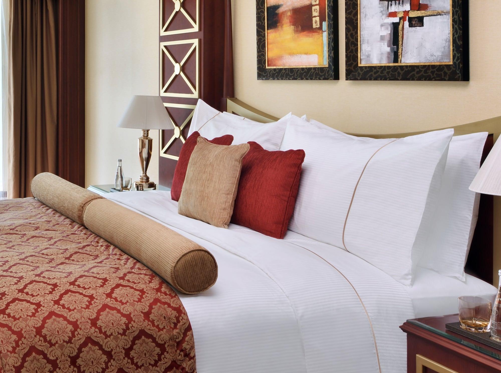 เมอเวนพิก โฮเทล ญิดดะฮ์ ซิตี้ สตาร์ Hotel เจดดาห์ ภายนอก รูปภาพ A bed with cushions