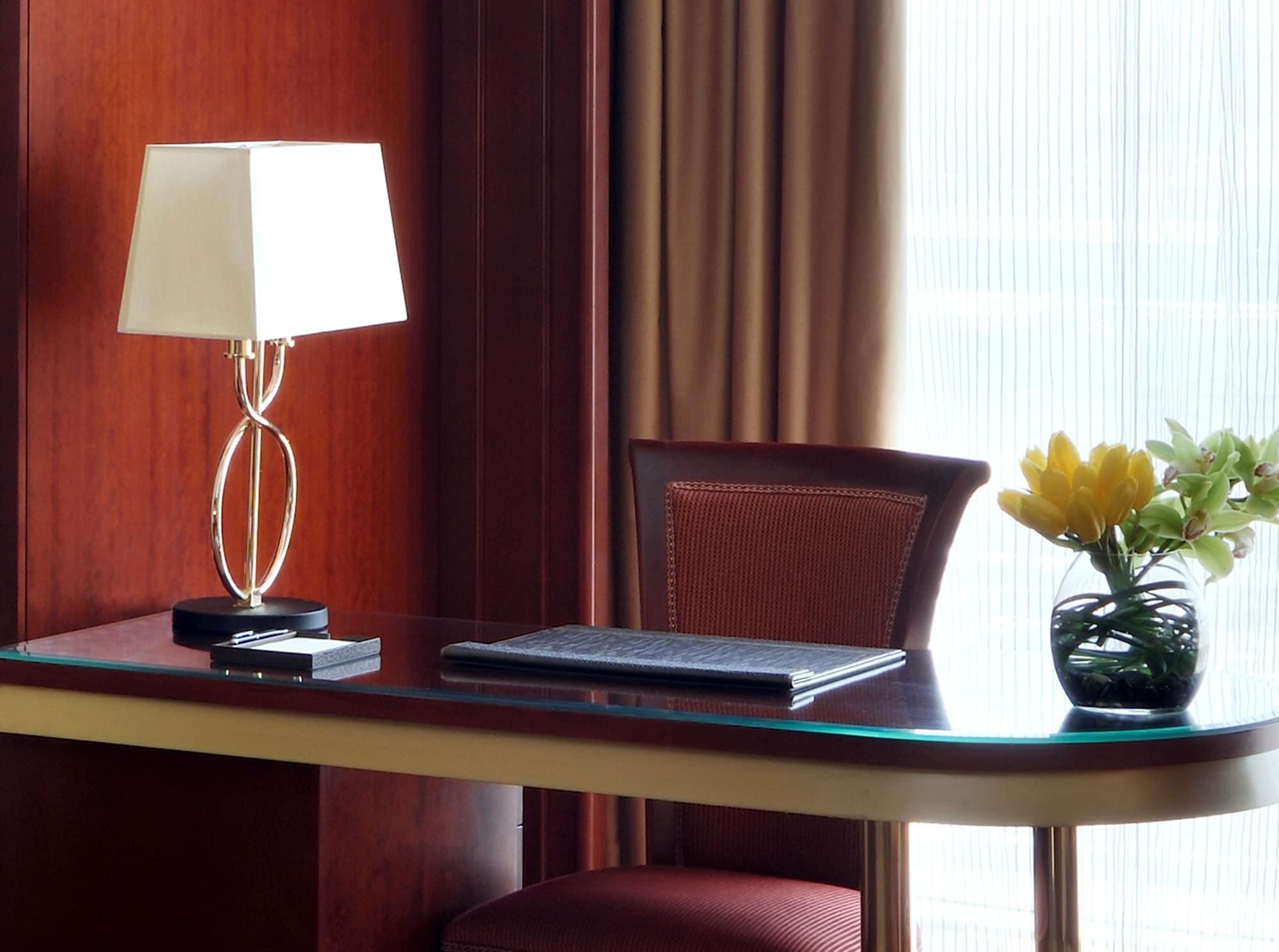 เมอเวนพิก โฮเทล ญิดดะฮ์ ซิตี้ สตาร์ Hotel เจดดาห์ ภายนอก รูปภาพ A table lamp