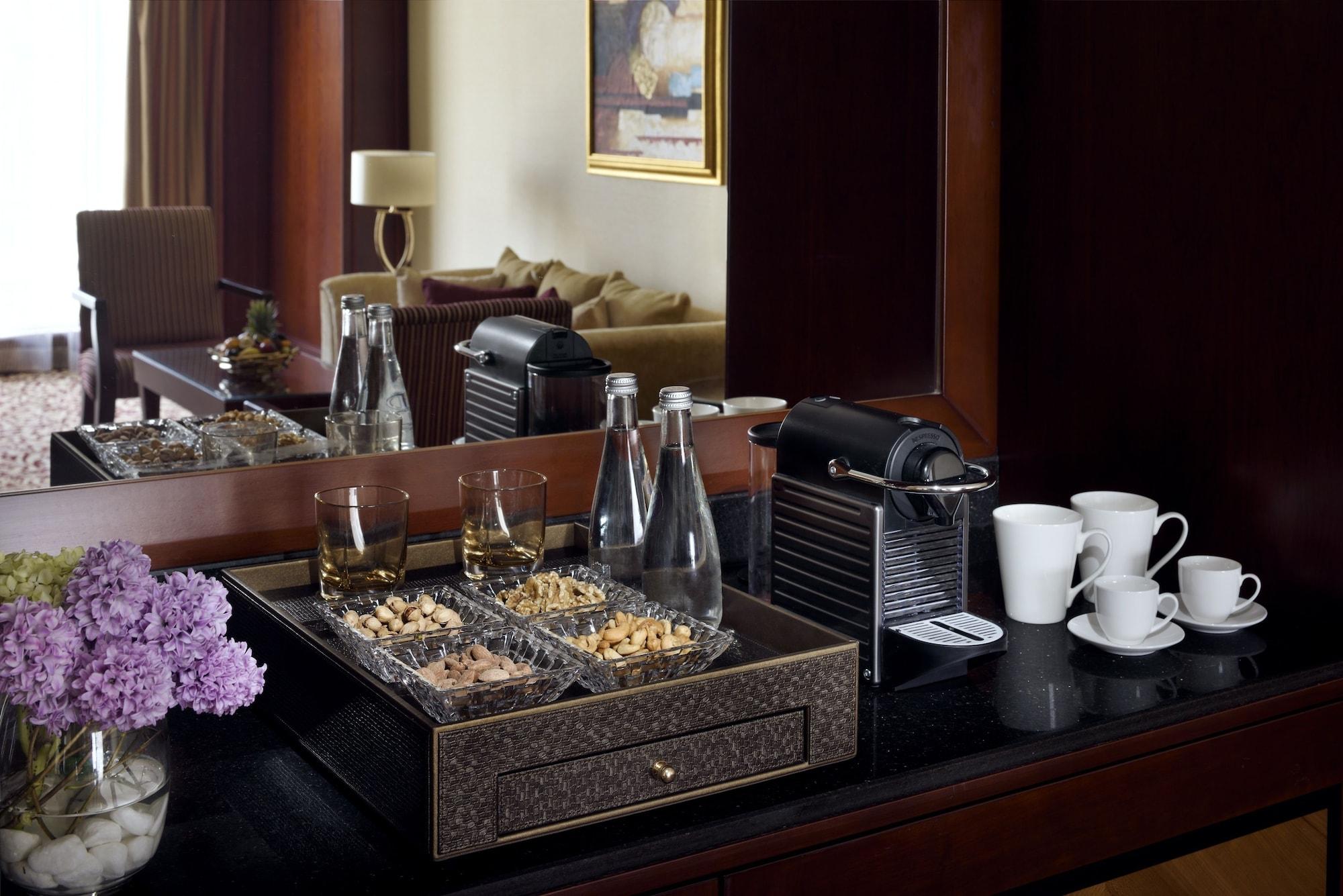 เมอเวนพิก โฮเทล ญิดดะฮ์ ซิตี้ สตาร์ Hotel เจดดาห์ ภายนอก รูปภาพ A Nespresso machine in a hotel room