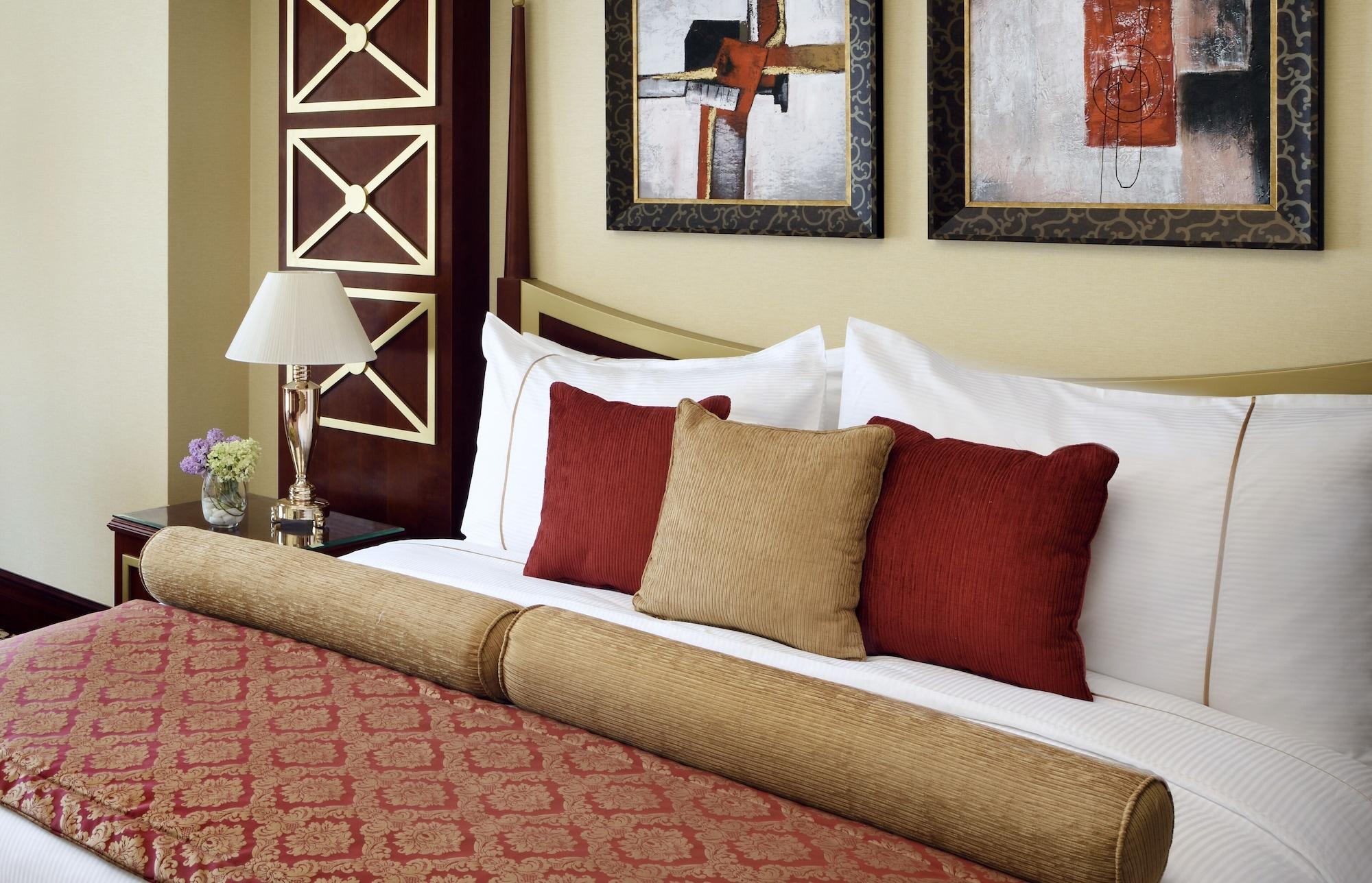 เมอเวนพิก โฮเทล ญิดดะฮ์ ซิตี้ สตาร์ Hotel เจดดาห์ ภายนอก รูปภาพ A bed with cushions