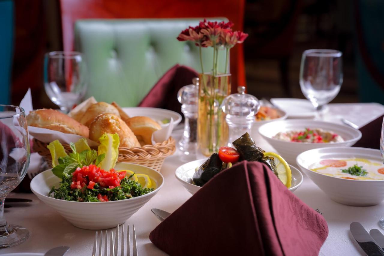 เมอเวนพิก โฮเทล ญิดดะฮ์ ซิตี้ สตาร์ Hotel เจดดาห์ ภายนอก รูปภาพ A selection of Lebanese cuisine
