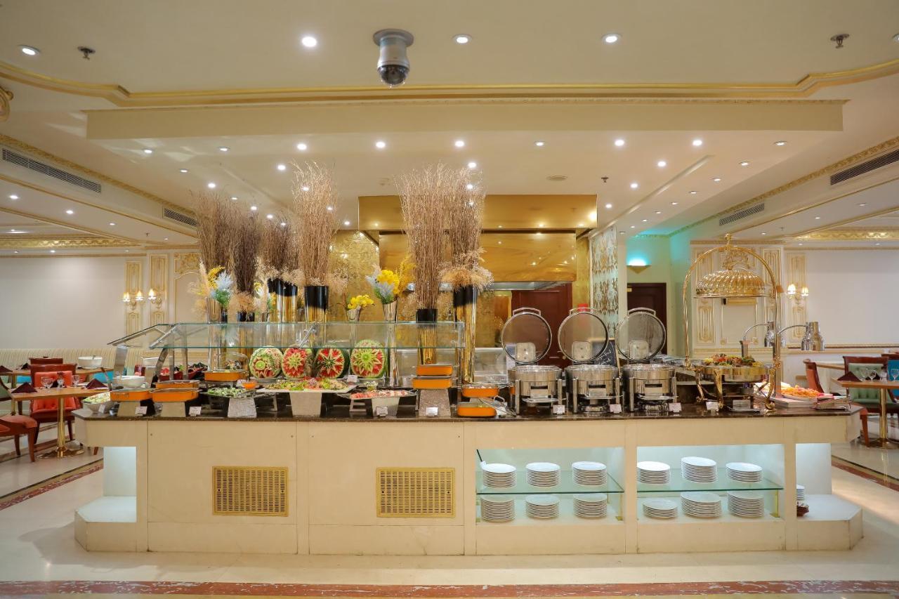 เมอเวนพิก โฮเทล ญิดดะฮ์ ซิตี้ สตาร์ Hotel เจดดาห์ ภายนอก รูปภาพ A buffet at a hotel