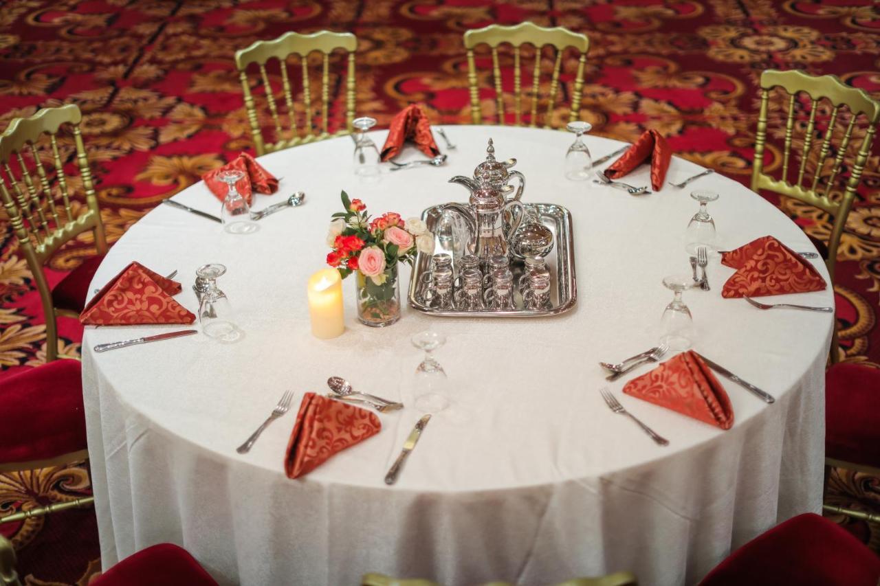 เมอเวนพิก โฮเทล ญิดดะฮ์ ซิตี้ สตาร์ Hotel เจดดาห์ ภายนอก รูปภาพ A table set for afternoon tea